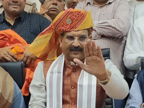 मंत्री कृष्ण बेदी का रोहतक का VIDEO वायरल:स्टेडियमों में खामी के सवाल पर हंसकर कहा-कहां है लिस्ट दो; जर्जर पोल से नेशनल प्लेयर की जान गई