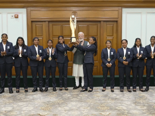 वर्ल्ड चैंपियन भारतीय विमेंस ब्लाइंड टीम मोदी से मिली:साइन किया हुआ बैट गिफ्ट किया; PM ने लड्डू खिलाकर स्वागत किया