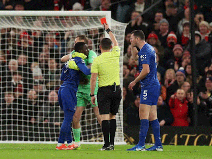 प्रीमियर लीग- गुए ने साथी खिलाड़ी कीन को थप्पड़ मारा:रेड कार्ड मिला; एवर्टन ने 10 प्लेयर्स के साथ यूनाइटेड को 1-0 से हराया