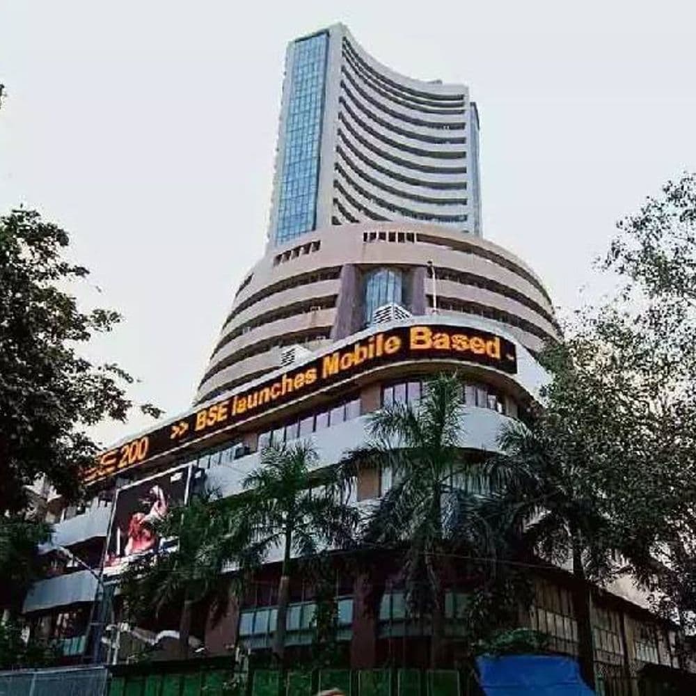 सेंसेक्स 314 अंक गिरकर 84,587 पर बंद:निफ्टी 70 अंक फिसला; IT और मीडिया शेयरों में गिरावट रही, रियल्टी और बैंकिंग चढ़े